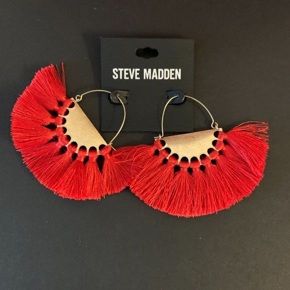 Steve Madden B Tammie Red Bucket Purse with half disc tassel hoop earrings - Picture 12 of 12